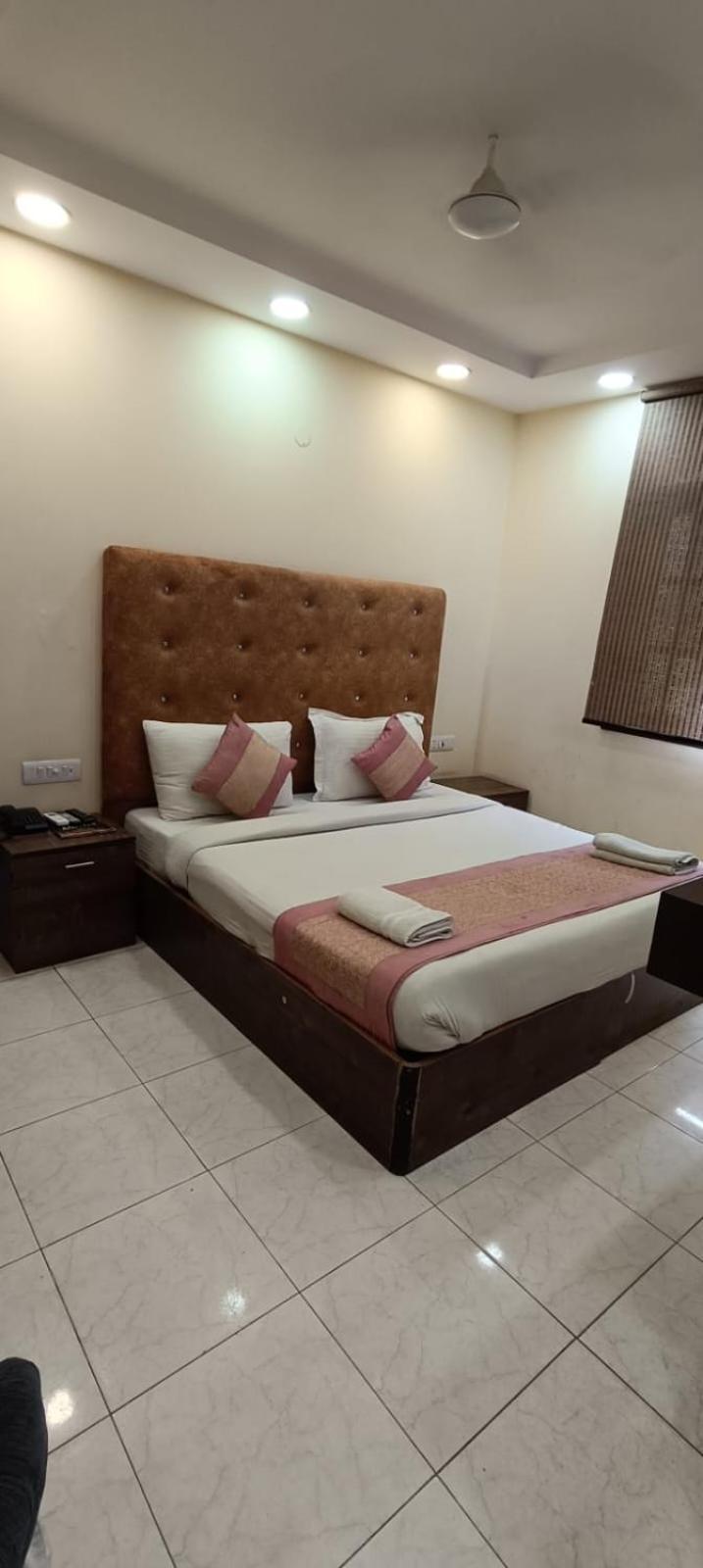 Hotel Singh Continetal Delhi Kültér fotó